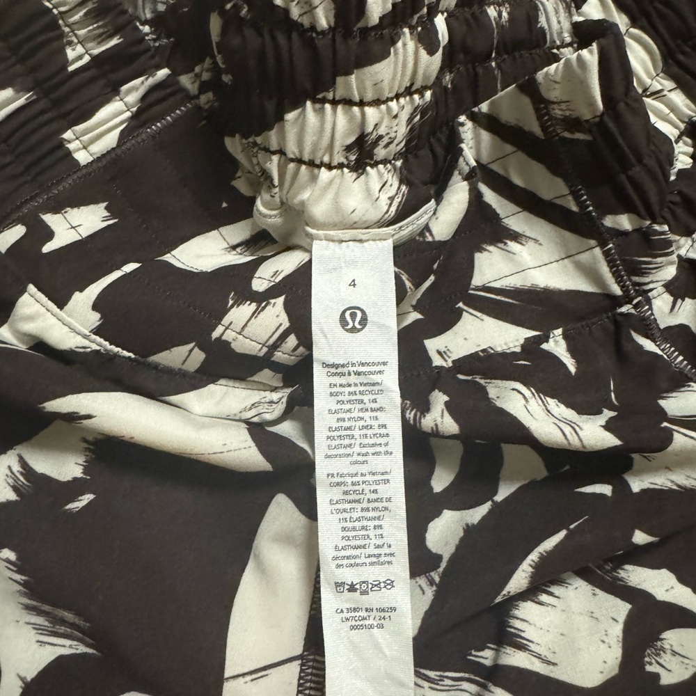 LULULEMON SIZE 4 HOTTY HOTS - Picture 2 of 3